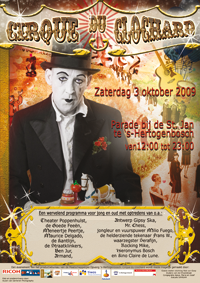 Circusaffiche: Pierrot met hoed en zwarte jas. 