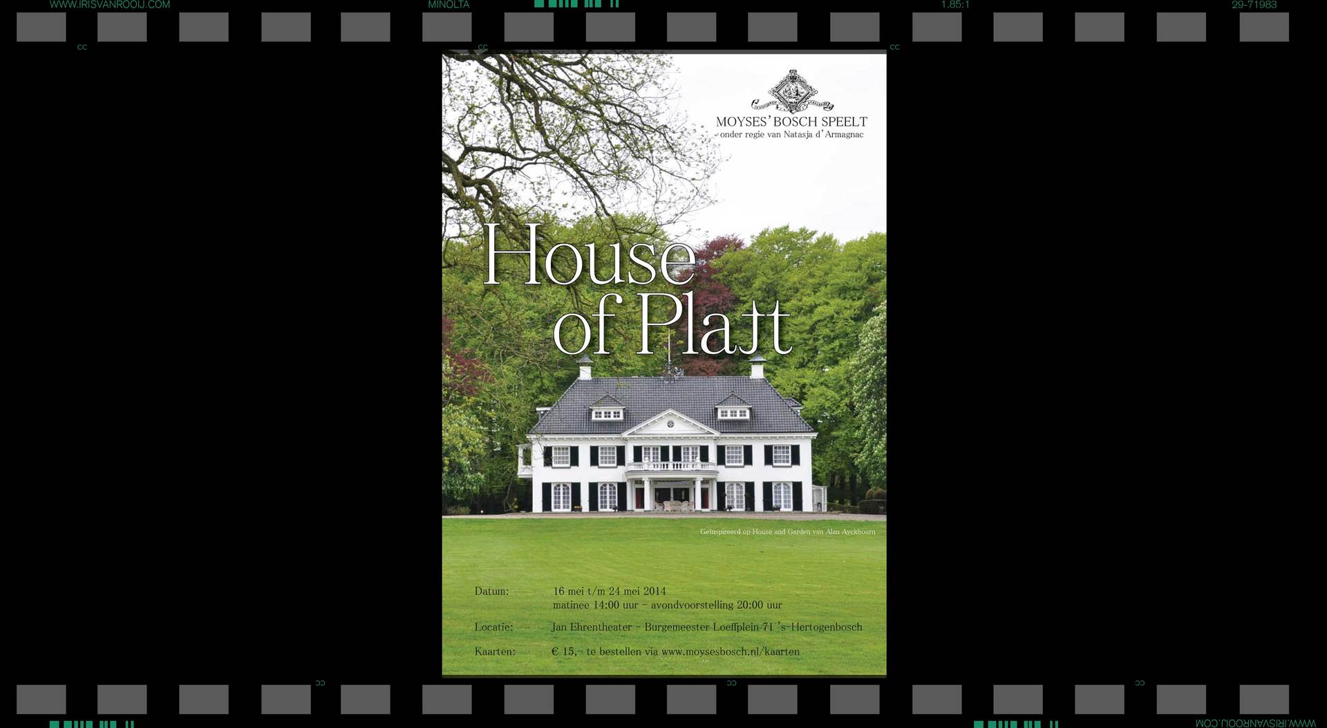 Filmposter van House of Plan: een wit herenhuis met een keurig onderhouden gazon en bomen op de achtergrond.