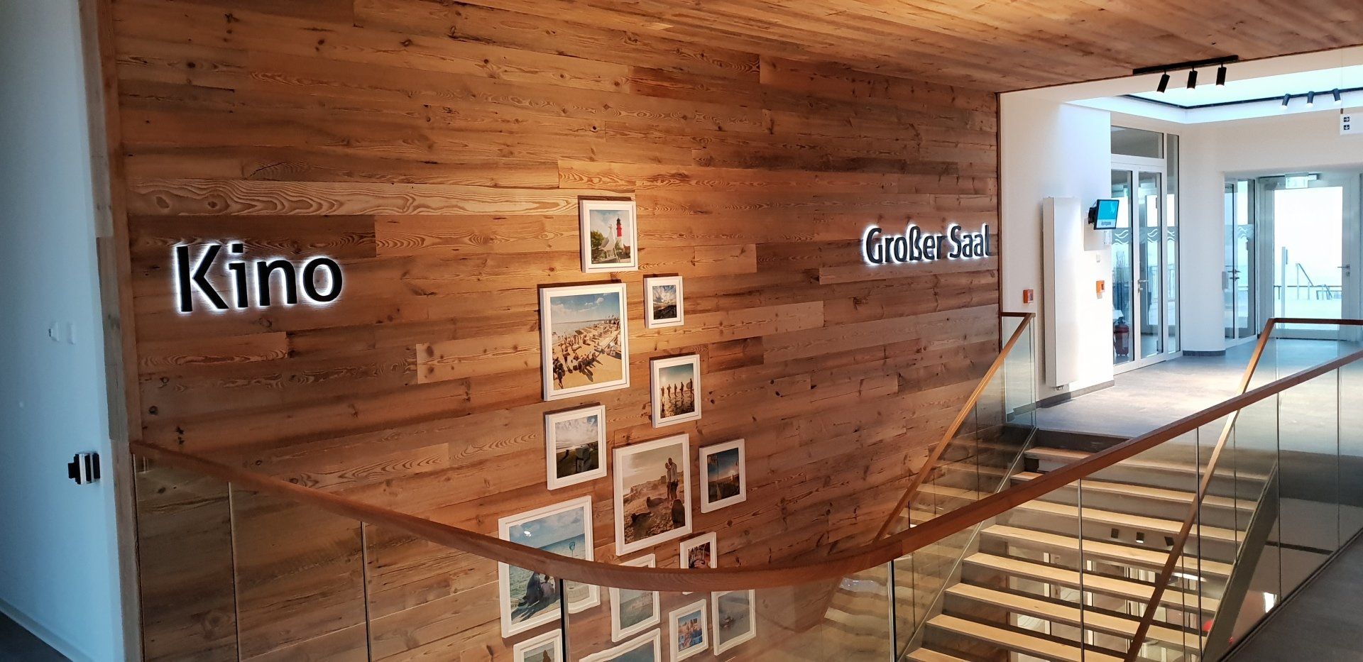 Großer Saal Eingang, Holzwand Watt´n Hus