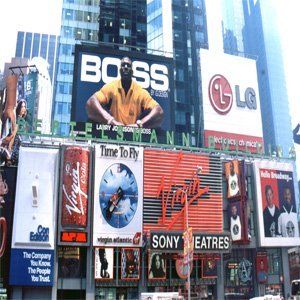 Eine große Plakatwand mit dem Wort „Boss“ darauf