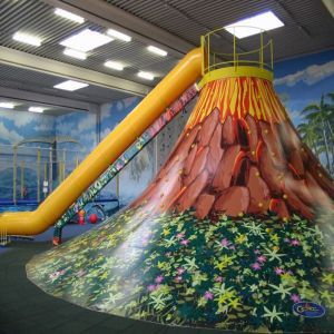 Indoor-Spielcenter für Kinder Ahrensburg bei Hamburg  Ansicht auf Rutsche aus Vulkan