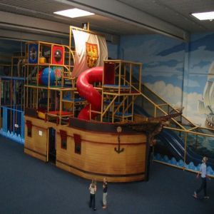 Indoor-Spielcenter für Kinder Ahrensburg bei Hamburg  Ansicht auf Rutsche im Schiff