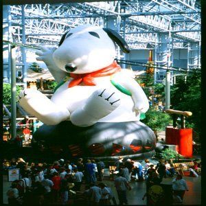 Ein großer Snoopy-Ballon schwebt in der Luft