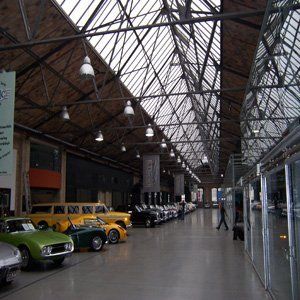 In einem großen Gebäude sind viele Autos geparkt