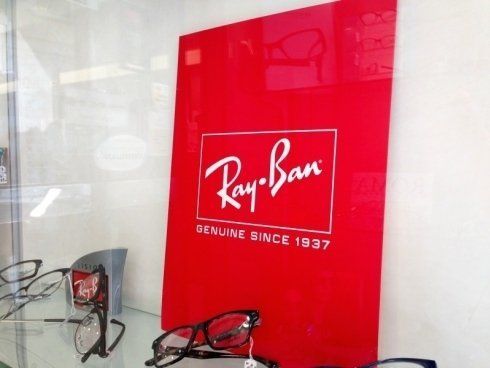 Vetrina con occhiali Ray-Ban
