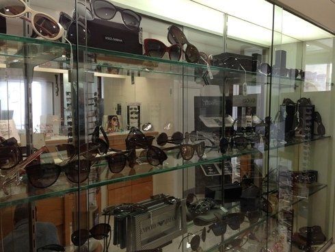 Esposizione di occhiali da sole nel negozio di Grosseto