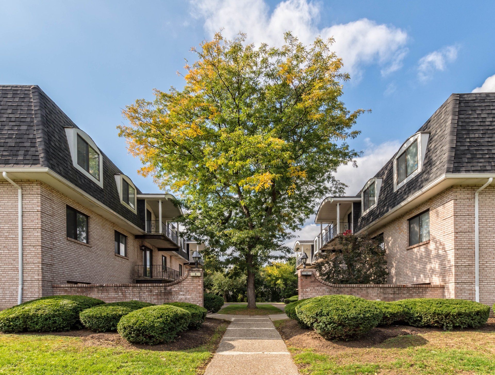 La Croix Court Apartments exterior