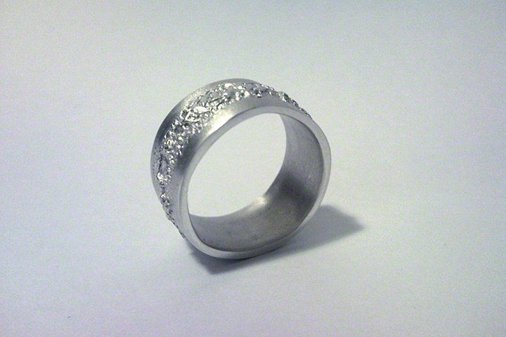 Fine silver ring with textured centre