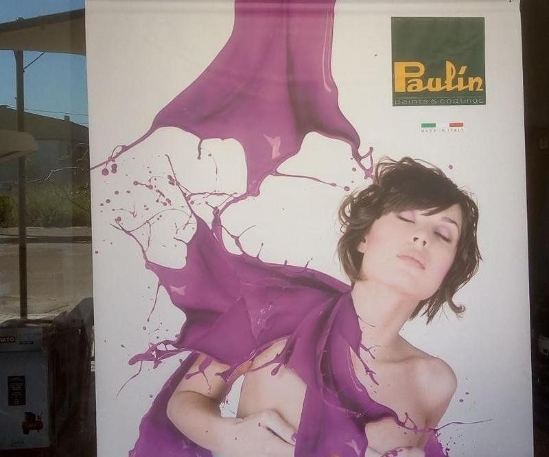 donna imbrattata di viola