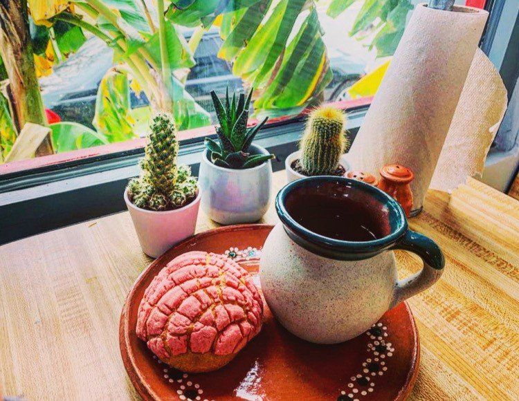 Conchas con Nata and hot beverage