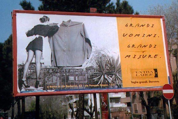 A billboard that says grandi uomini grandi misure