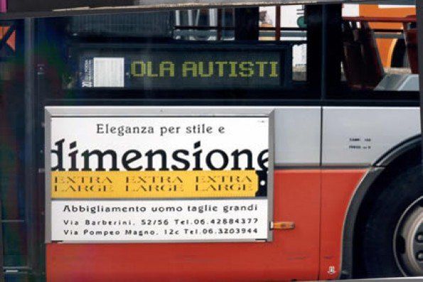 Un autobus ha una pubblicità per la dimensione sul lato