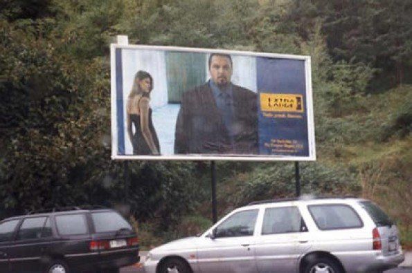 Un cartellone pubblicitario con la foto di un uomo e una donna