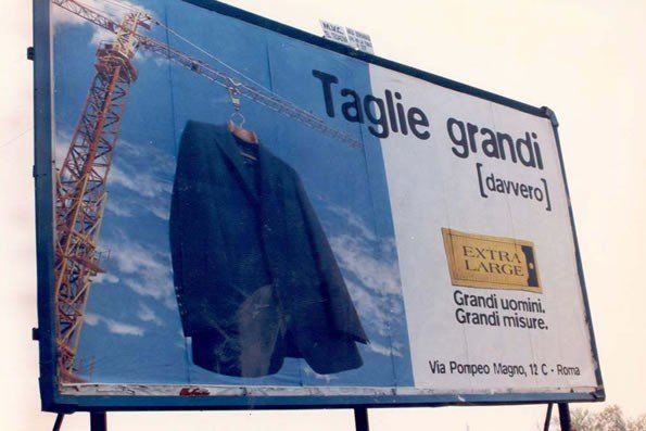 Un cartellone pubblicitario con scritto taglia grandi