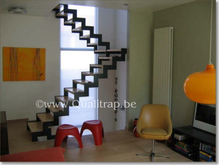 metalen trap met houten treden 
