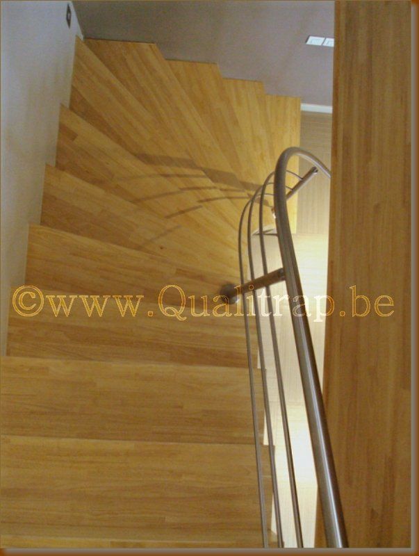 design houten trap met leuning 