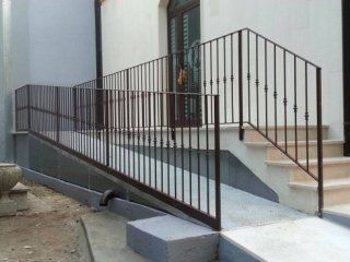 Rampa in ferro zincato per disabili con relativa ringhiera. Rampa in ferro zincato per disabili con relativa ringhiera.