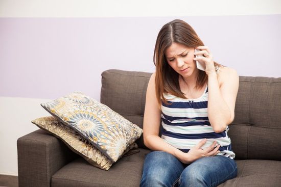 Donna incinta con dolori