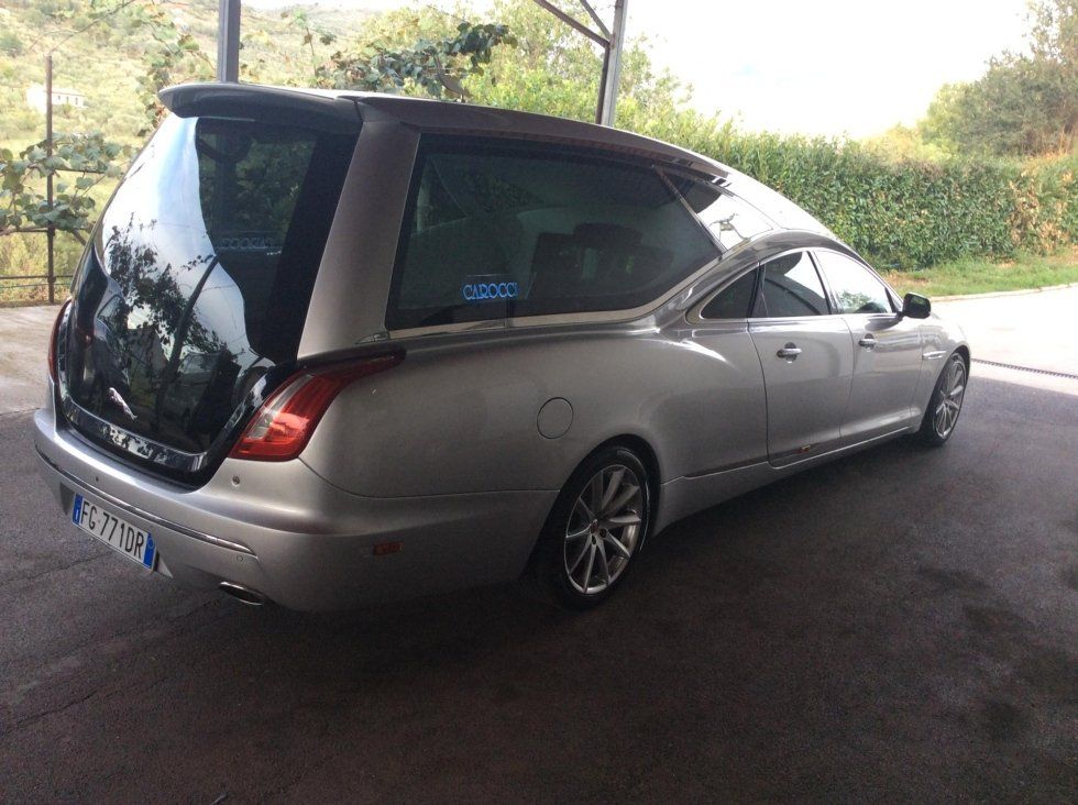 Retro di un autofunebre grigio metallizzato per funerali a Guidonia Montecelio