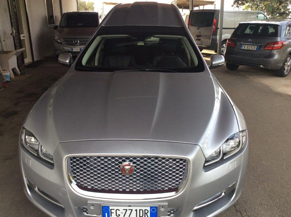 veicolo funebre grigio metallizzato per funerali a Guidonia Montecelio