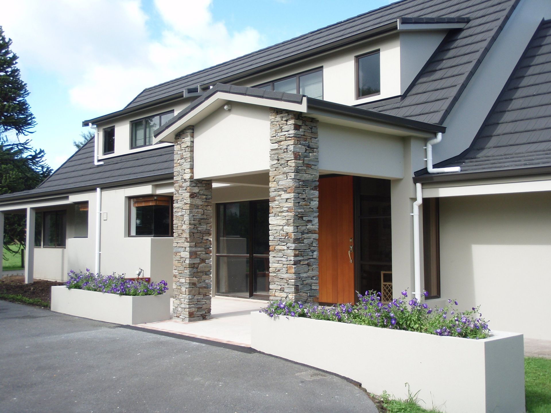 Exterior view of the house after renovation 