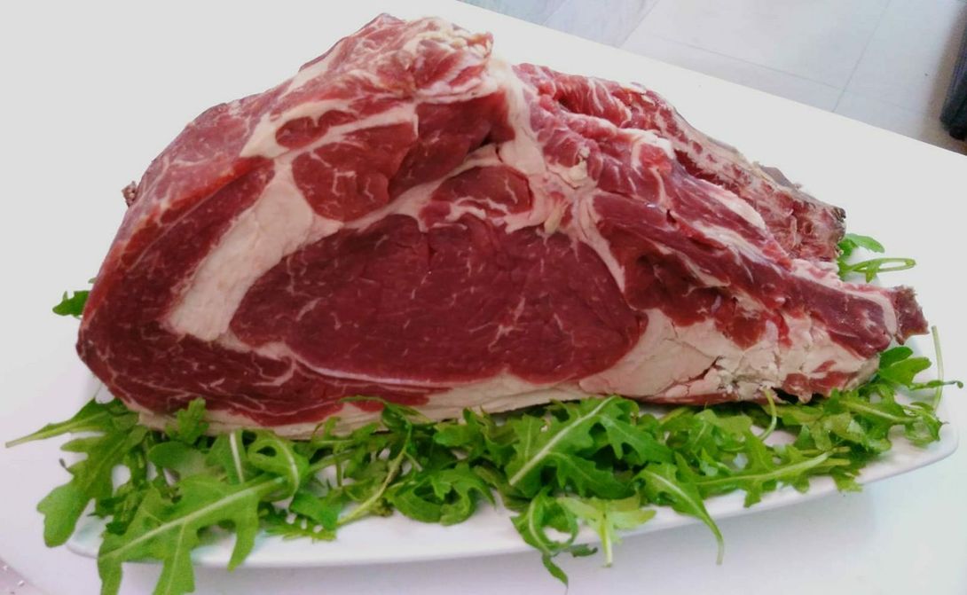 taglio di carne su letto di rucola