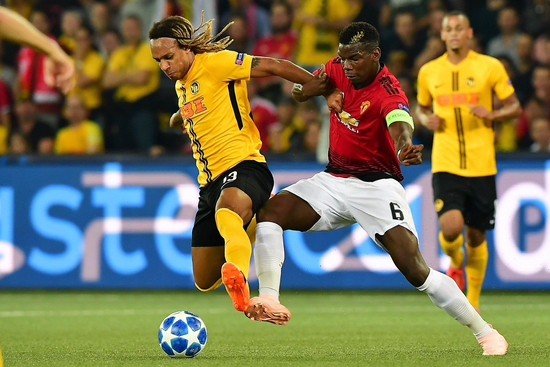 Fussballspiel Young Boys gegen FC Liverpool Zweikampf