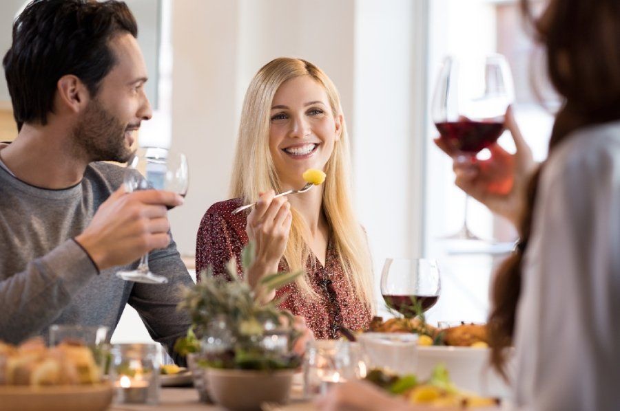 persone che mangiano mostrandosi felici ed appagati