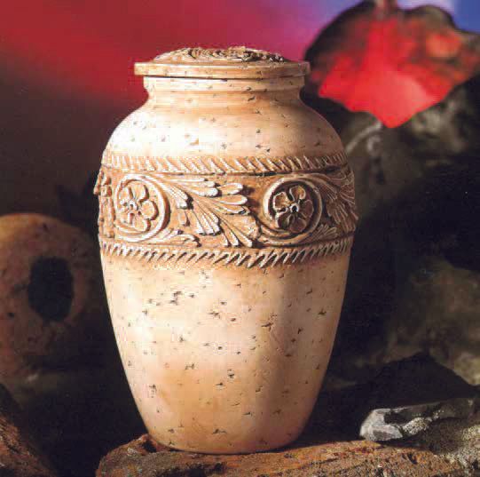 urna funeraria marrone chiaro con incisioni decorative