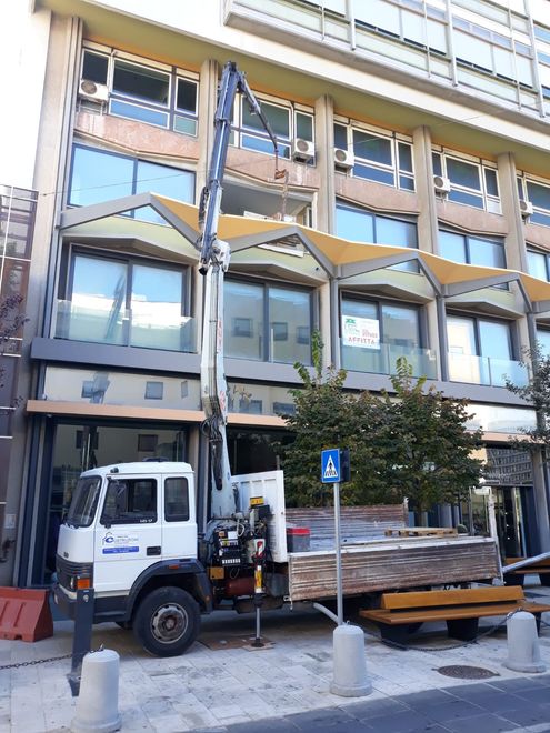 lavoro edile su un edificio con piattaforma aerea