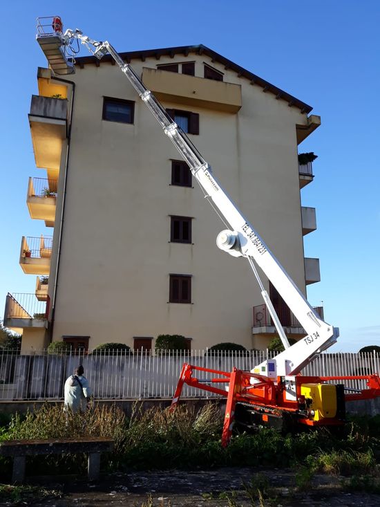 lavoro edile eseguito con una piattaforma ragno