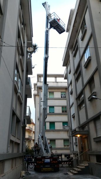 intervento edile in quota con piattaforma aerea
