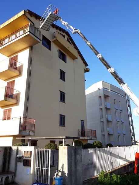 ristrutturazione di un edificio con una piattaforma aerea