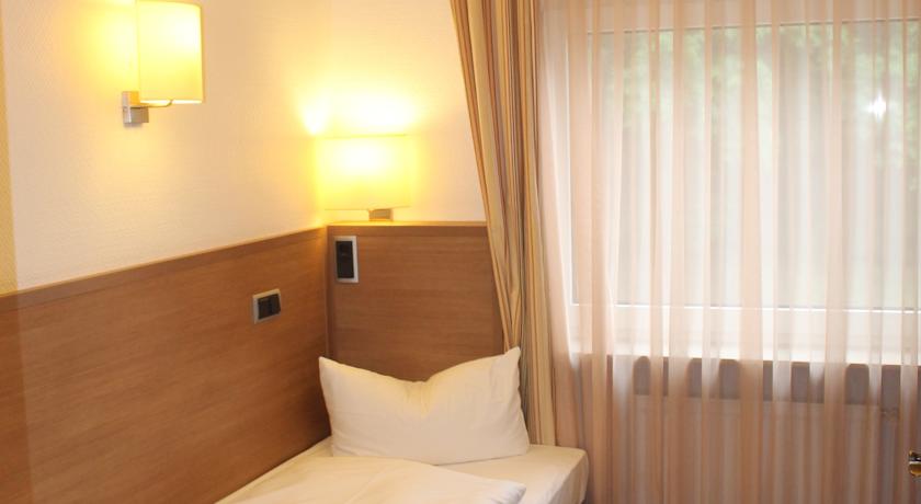 Einzelbett im Zimmer vom Hotel und Restaurant Fährhaus Ziehl