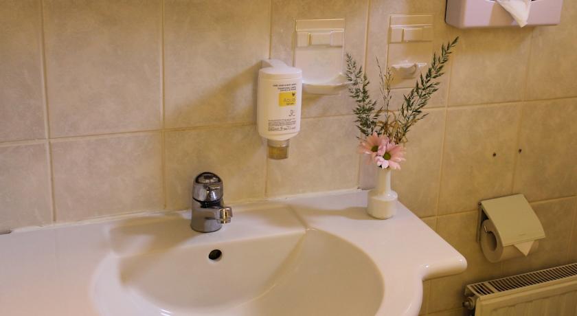 Bad im Zimmer vom Hotel und Restaurant Fährhaus Ziehl