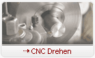 CNC-Drehmaschine in Betrieb; ein Metallteil wird geformt.