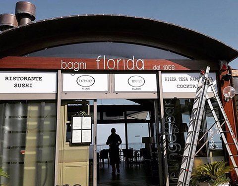Insegna luminosa di un ristorante