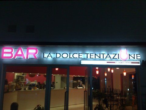 Insegna luminosa di un bar