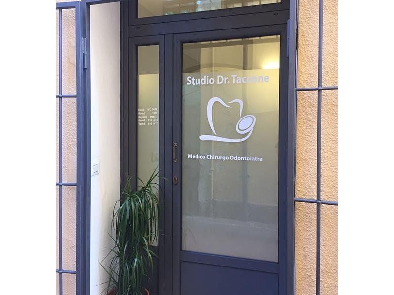 Vetrofania di uno studio dentistico