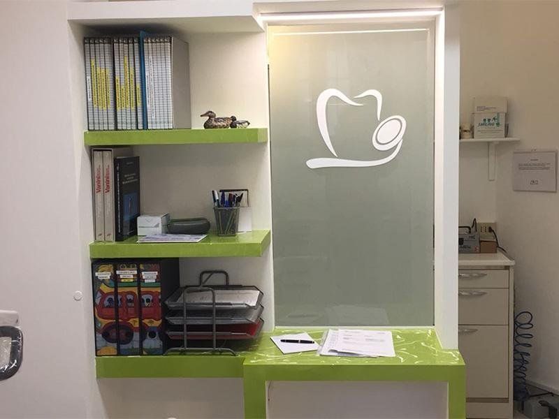 Logo sulla vetrina di uno studio dentistico
