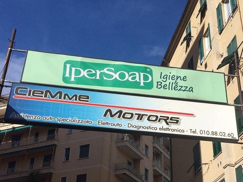 Insegna di un'autofficina
