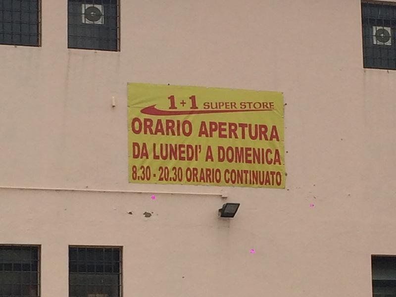 Striscione con orari di apertura