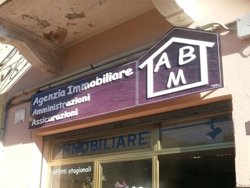 Insegna di un'agenzia immobiliare
