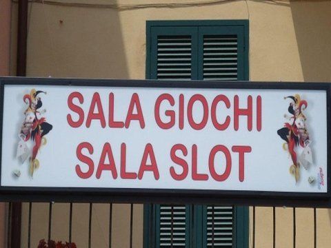 Insegna luminosa di una sala giochi