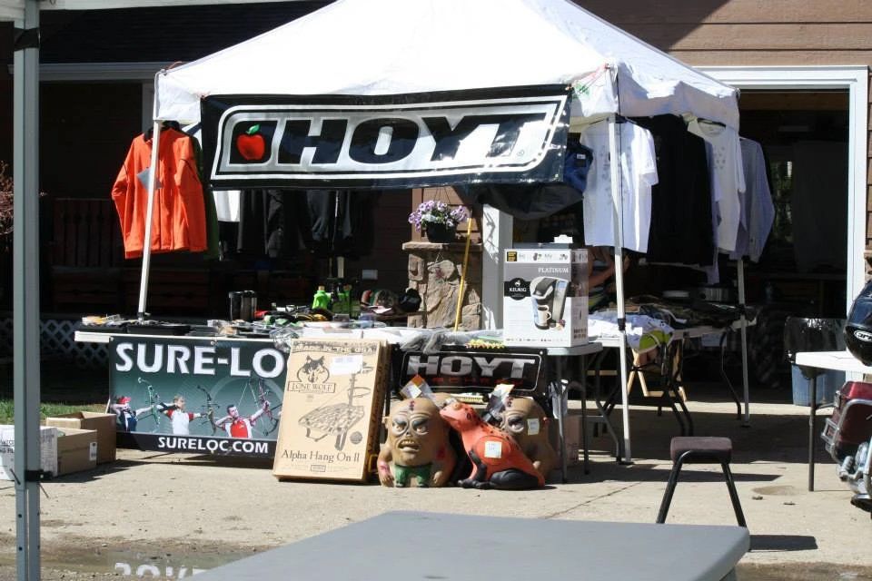 A store front with a sign that says choyt