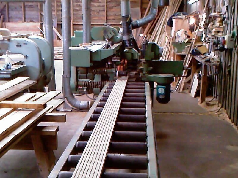 Grooved plank in milling machine