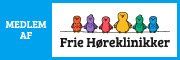Logoet for frie høreklinikker viser en række farverige fugle siddende på en wire.