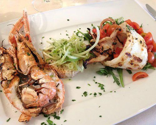 una grigliata di gamberi e calamari