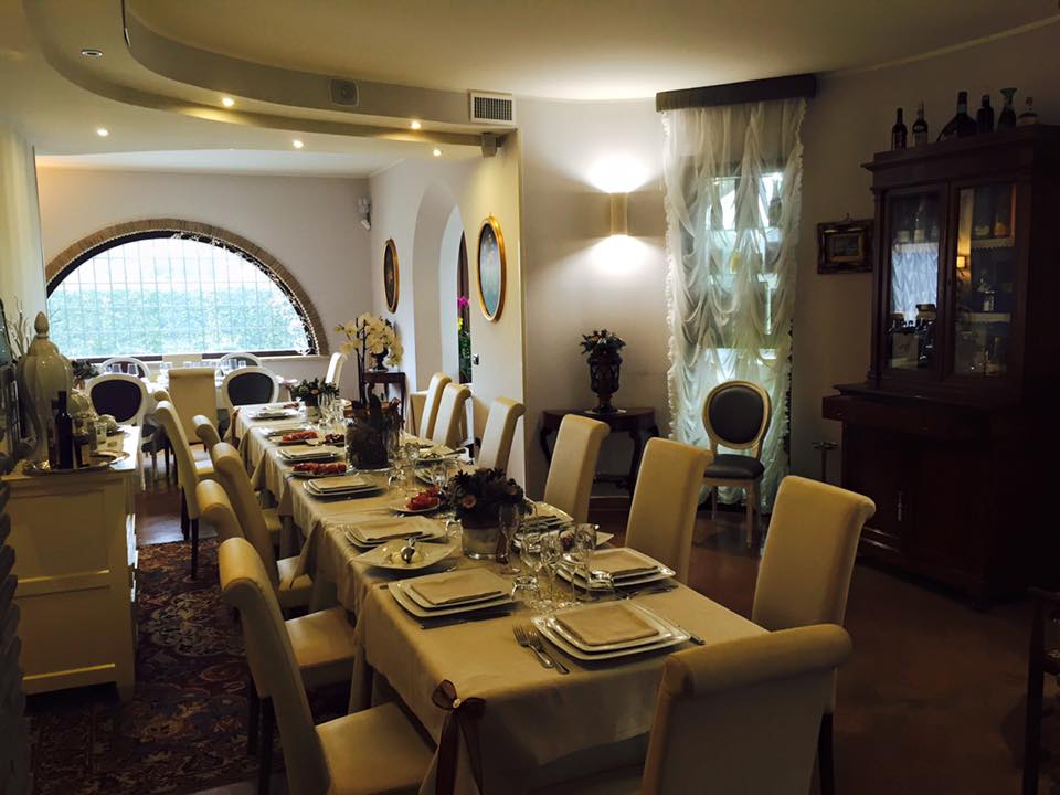 un tavolo lungo apparecchiato in un ristorante