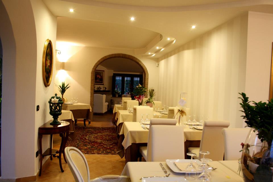 interno di un ristorante con vista dei tavoli